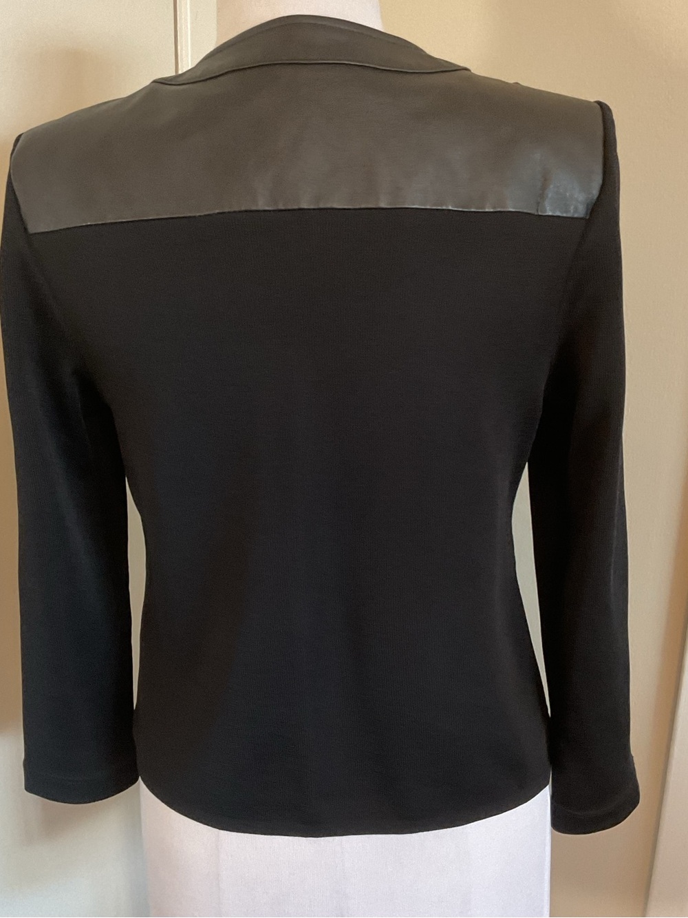 Peter Nygard Black Leather Jacket Raised Floral Appliqué Knit Sleeve Size 4 6 - Picture 6 of 9